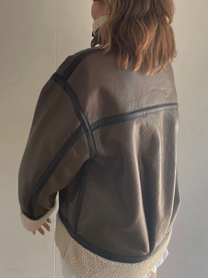 「選抜、162cm、冬コーデ、EVRIS、ブルゾン、シャークソール、ミニスカート、サイドゴアブーツ、ブラウン、ボア、ブラウンコーデ」｜「EVRISのシャークソールサイドゴアショートブーツ（ブーツ、ブラック系）」を使った、YUUKA さん（レディース・162cm）の冬コーディネートの5枚目の写真