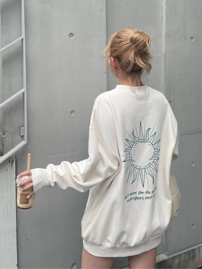 「162cm、ワントーンコーデ、EVRIS、ホワイトコーデ、MARK STYLER、選抜１、秋コーデ、ダウンベスト」｜「EVRISのSUNNY GRAPHIC スウェットプルオーバー（スウェット、ホワイト系）」を使った、YUUKA さん（レディース・162cm）の秋コーディネートの5枚目の写真