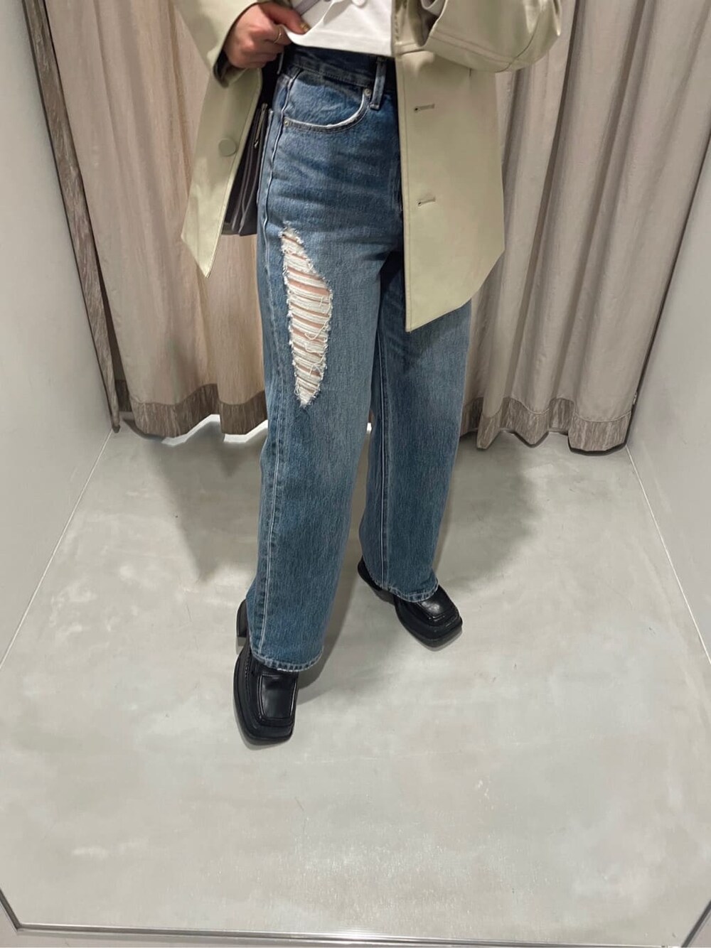 「ワイドパンツ、選抜、ショルダーバッグ、EVRIS、162cm、春コーデ、ダメージデニム、レザージャケット、ワイドデニム、ローファー、大人カジュアル、デニムコーデ、カジュアルコーデ」｜「EVRISのレザーライクステッチジャケット（テーラードジャケット、ホワイト系）」を使った、YUUKA さん（レディース・162cm）の冬コーディネートの3枚目の写真