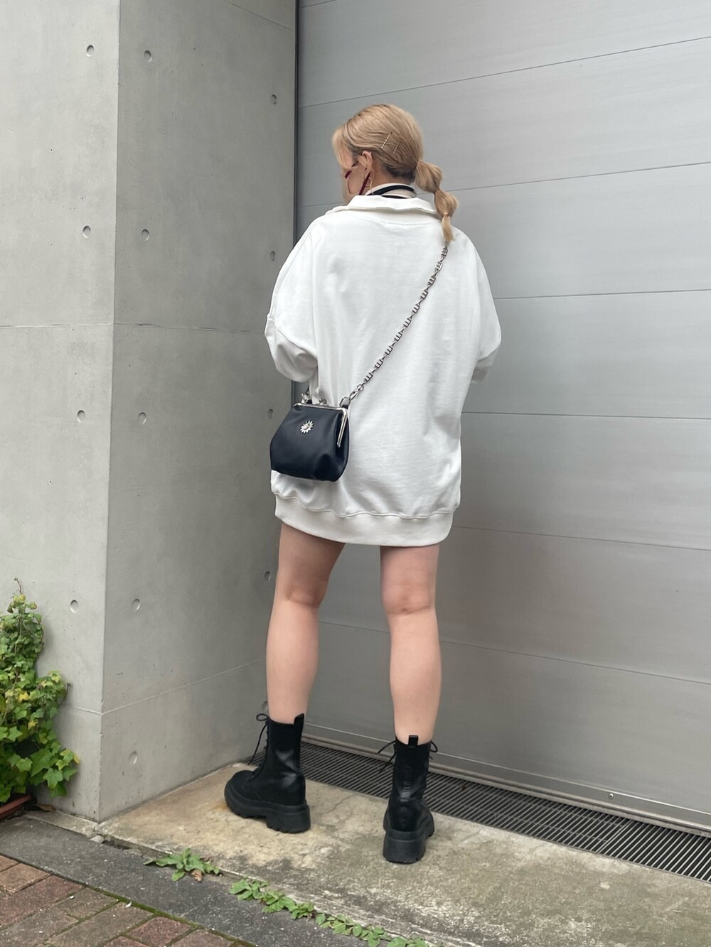 「冬コーデ、ストリート、UNIQLO、EVRIS、レイヤードスタイル、ボーダートップス、タートルネック、アームウォーマー、スウェット、トレーナー、ホワイトコーデ、マイベストコーデ2022、休日スタイル、ラフコーデ、がま口バッグ」｜「EVRISの【WEB限定】ハーフジップスウェットトップス（スウェット、ホワイト系）」を使った、YUUKA さん（レディース・162cm）の冬コーディネートの3枚目の写真