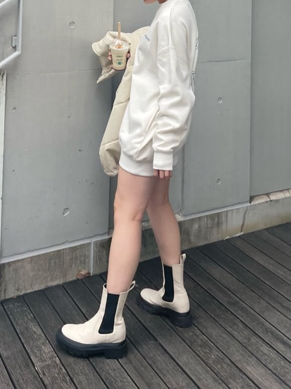 「162cm、ワントーンコーデ、EVRIS、ホワイトコーデ、MARK STYLER、選抜１、秋コーデ、ダウンベスト」｜「EVRISのSUNNY GRAPHIC スウェットプルオーバー（スウェット、ホワイト系）」を使った、YUUKA さん（レディース・162cm）の秋コーディネートの2枚目の写真
