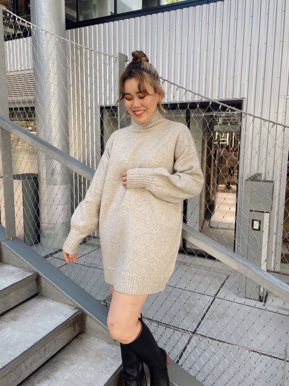 ブラック系のその他パンツ、ベージュ系のワンピース、グリーン系のブルゾンを着用したレディースの秋コーディネートの3枚目の写真