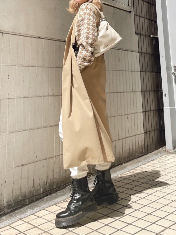 「EVRIS、春コーデ、162cm、選抜１、トレンチコート、スウェットパンツ、ポロニット、カジュアル」｜「EVRISの2WAYシャーリングBAG（ショルダーバッグ、ホワイト系）」を使った、YUUKA さん（レディース・162cm）の春コーディネートの3枚目の写真