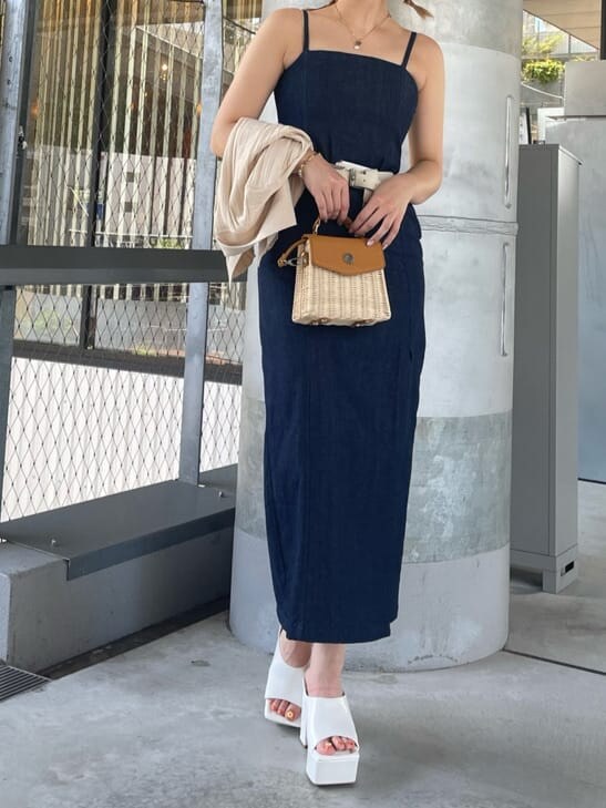 ブルー系のワンピース、ホワイト系のサンダル、ベージュ系のショルダーバッグを着用したレディースの夏コーディネートの3枚目の写真