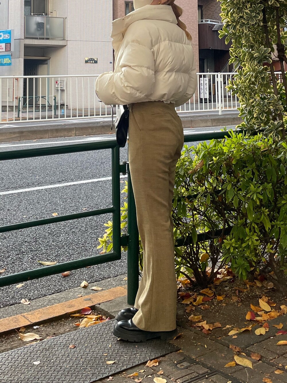 イエロー系のその他パンツ、ブラック系のショルダーバッグ、その他のトップスを着用したレディースの秋コーディネートの3枚目の写真