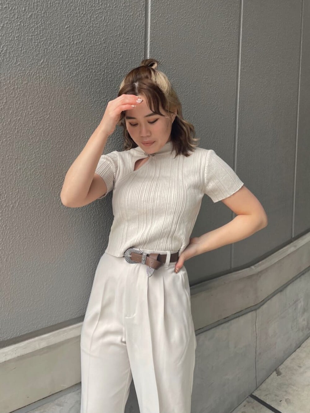 ホワイト系のその他パンツ、ブラック系のローファー、ホワイト系のニット/セーターを着用したレディースの春コーディネートの2枚目の写真