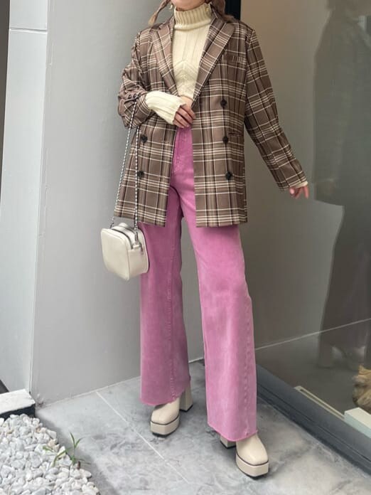 「ブラウン、ショート丈、ピンク、ニット、162cm、ジャケット、ワイドデニム、選抜１、MARK STYLER、EVRIS」｜「EVRISのタイトクロップドニットトップス【セットアップ着用可能】（ニット/セーター、ホワイト系）」を使った、YUUKA さん（レディース・162cm）の秋コーディネートの2枚目の写真