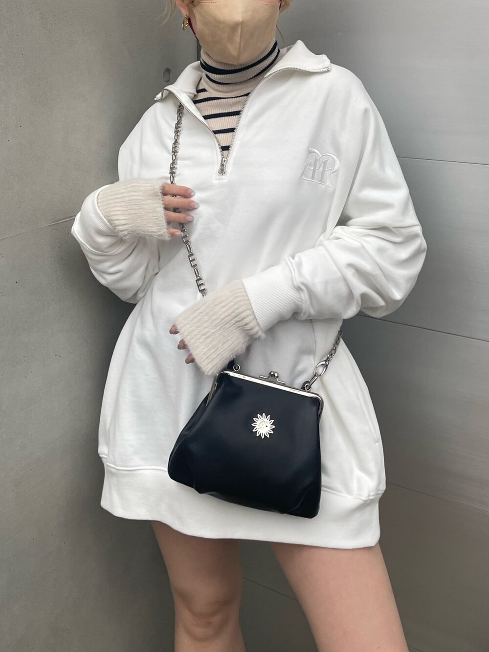 「冬コーデ、ストリート、UNIQLO、EVRIS、レイヤードスタイル、ボーダートップス、タートルネック、アームウォーマー、スウェット、トレーナー、ホワイトコーデ、マイベストコーデ2022、休日スタイル、ラフコーデ、がま口バッグ」｜「EVRISの【WEB限定】ハーフジップスウェットトップス（スウェット、ホワイト系）」を使った、YUUKA さん（レディース・162cm）の冬コーディネートの5枚目の写真