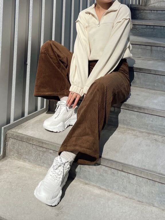 ブラウン系のその他パンツ、ホワイト系のスウェット、ホワイト系のスニーカーを着用したレディースの秋コーディネートの2枚目の写真
