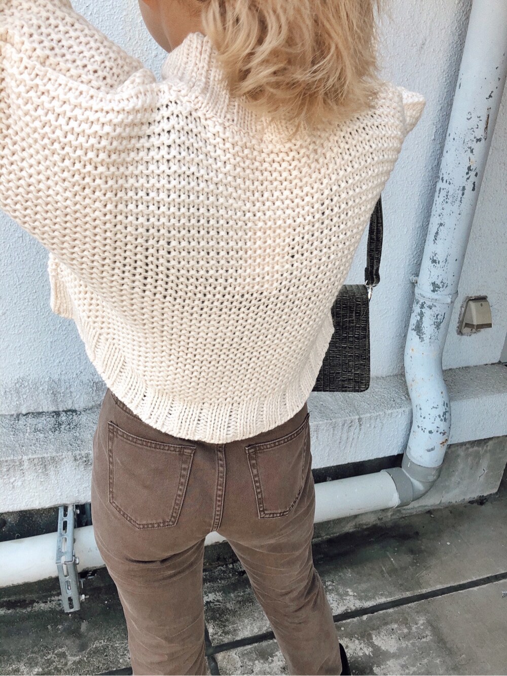 「EVRIS、デニムコーデ、ブラウンコーデ、秋コーデ、ブーツ、ブラウン、162cm、ケーブルニット、ニット、カーキ」｜「EVRISのメタルバックルフェイクレザーベルト（ベルト、ブラウン系）」を使った、YUUKA さん（レディース・162cm）の秋コーディネートの4枚目の写真