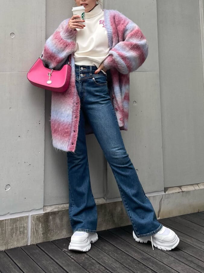「秋コーデ、MARK STYLER、ピンク、選抜１、162cm、EVRIS、ニットカーディガン」｜「EVRISのERロゴハイネックスウェットトップス（スウェット、ホワイト系）」を使った、YUUKA さん（レディース・162cm）の秋コーディネートの2枚目の写真