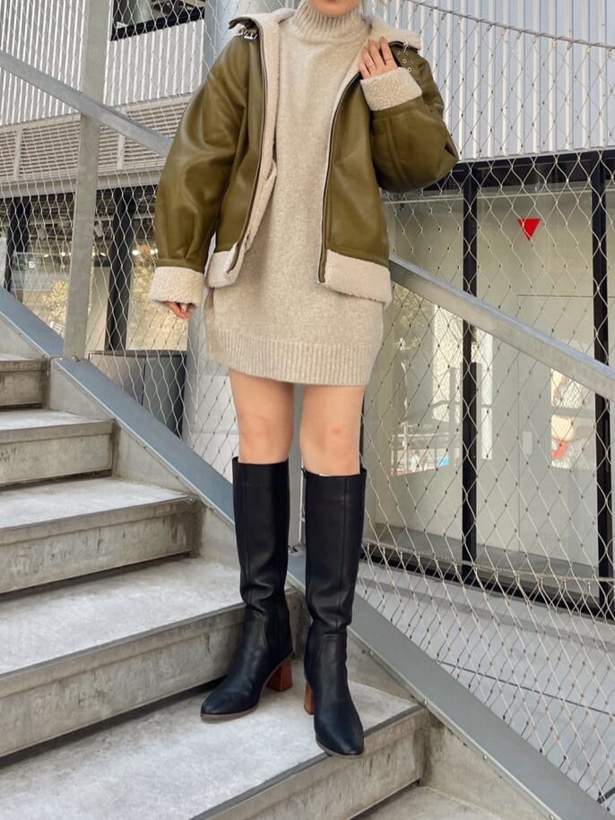 ブラック系のその他パンツ、ベージュ系のワンピース、グリーン系のブルゾンを着用したレディースの秋コーディネートの2枚目の写真