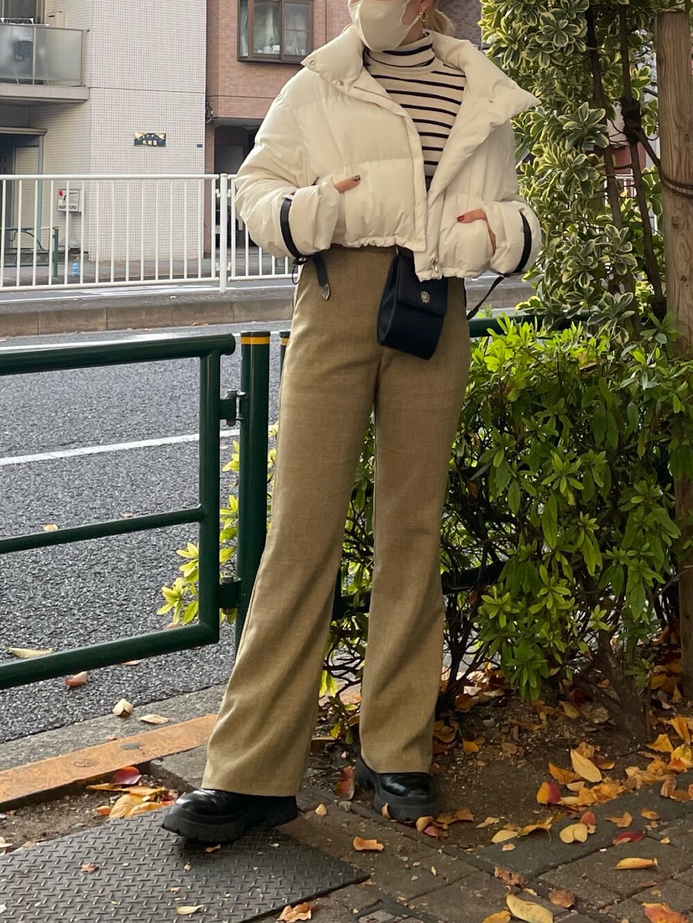 イエロー系のその他パンツ、ブラック系のショルダーバッグ、その他のトップスを着用したレディースの秋コーディネートの2枚目の写真