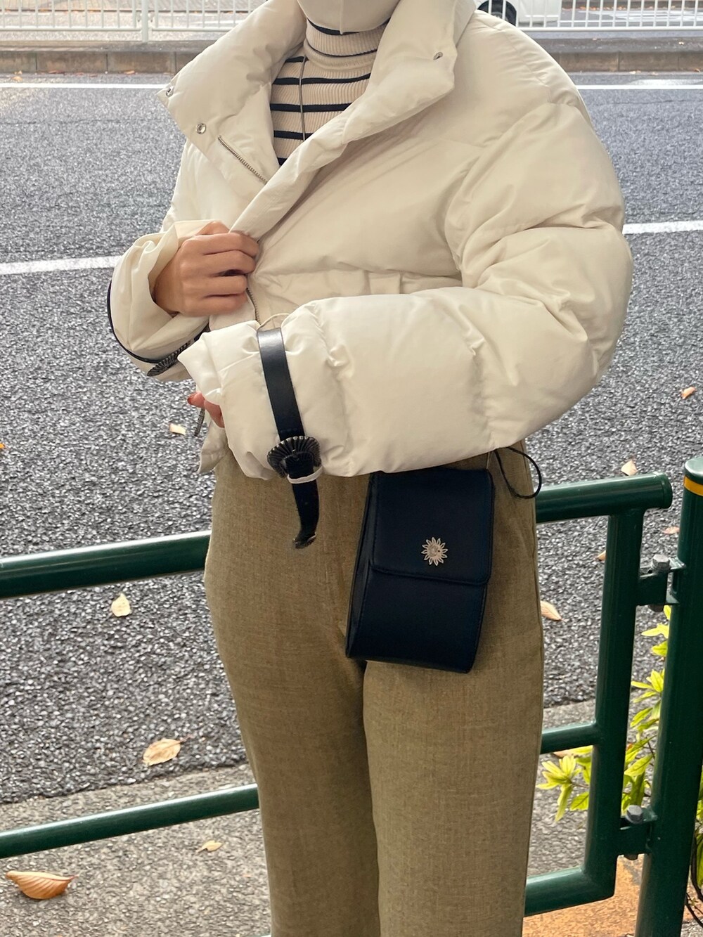 イエロー系のその他パンツ、ブラック系のショルダーバッグ、その他のトップスを着用したレディースの秋コーディネートの4枚目の写真