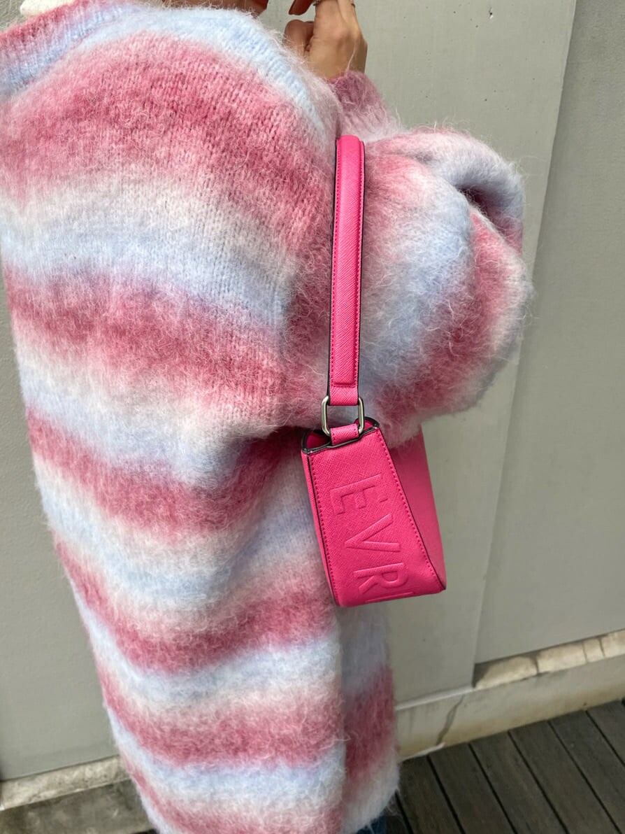 「秋コーデ、MARK STYLER、ピンク、選抜１、162cm、EVRIS、ニットカーディガン」｜「EVRISのERロゴハイネックスウェットトップス（スウェット、ホワイト系）」を使った、YUUKA さん（レディース・162cm）の秋コーディネートの9枚目の写真