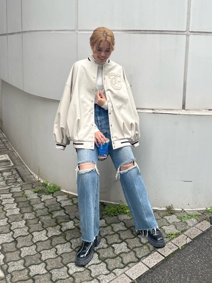 「MARK STYLER、ブルゾン、EVRIS、選抜１、デニムコーデ、162cm」｜「EVRISのリブラインロゴスタジャン（スタジャン、ホワイト系）」を使った、YUUKA さん（レディース・162cm）の秋コーディネートの2枚目の写真