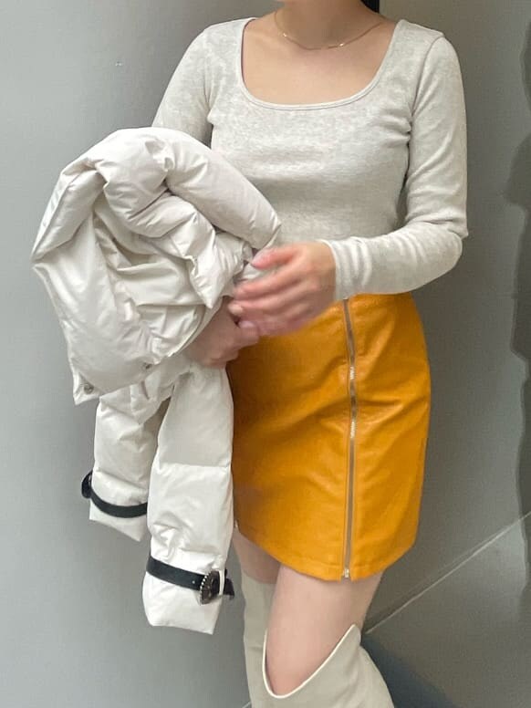 「MARK STYLER、選抜１、ホワイトコーデ、ダウン、EVRIS、162cm、冬コーデ、レザースカート」｜「EVRISのフェイクレザーミニスカート（スカート、イエロー系）」を使った、YUUKA さん（レディース・162cm）の秋コーディネートの7枚目の写真