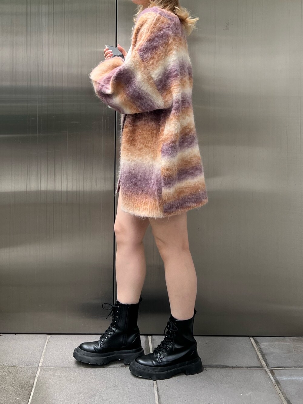 「秋冬コーデ、ビックシルエット、EVRIS、グラデーション、カーディガン、ブラウンコーデ、ツイードパンツ、ツイード、ワントーンコーデ、ファー帽子、いいね、save、フォローお願いします🤑、淡色コーデ、淡色女子、ワークブーツ、オーバーサイズ」｜「EVRISのスクエアネッククロップドトップス（Tシャツ/カットソー、グレー系）」を使った、YUUKA さん（レディース・162cm）の秋コーディネートの4枚目の写真
