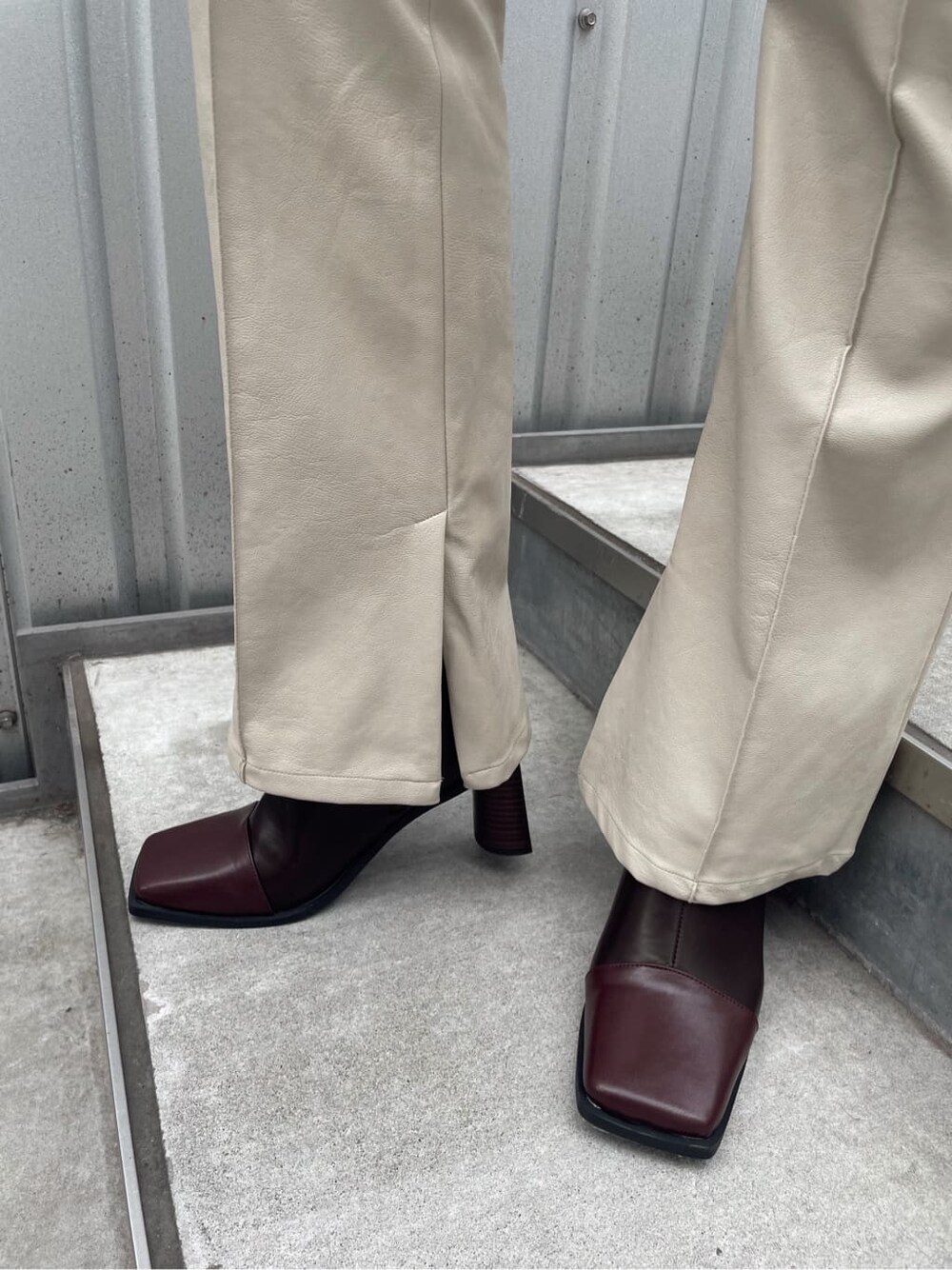 その他のシャツ/ブラウス、ホワイト系のニット/セーター、ブラウン系のブーツを着用したレディースの冬コーディネートの8枚目の写真