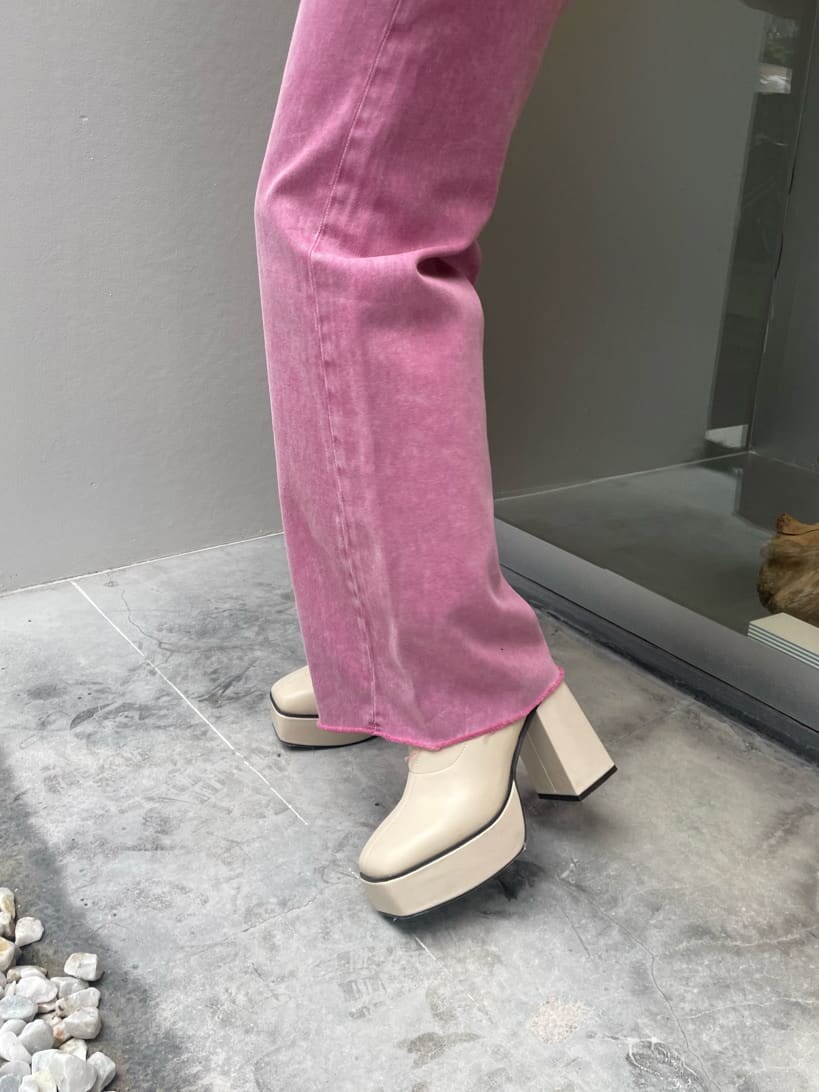 「ブラウン、ショート丈、ピンク、ニット、162cm、ジャケット、ワイドデニム、選抜１、MARK STYLER、EVRIS」｜「EVRISのタイトクロップドニットトップス【セットアップ着用可能】（ニット/セーター、ホワイト系）」を使った、YUUKA さん（レディース・162cm）の秋コーディネートの9枚目の写真