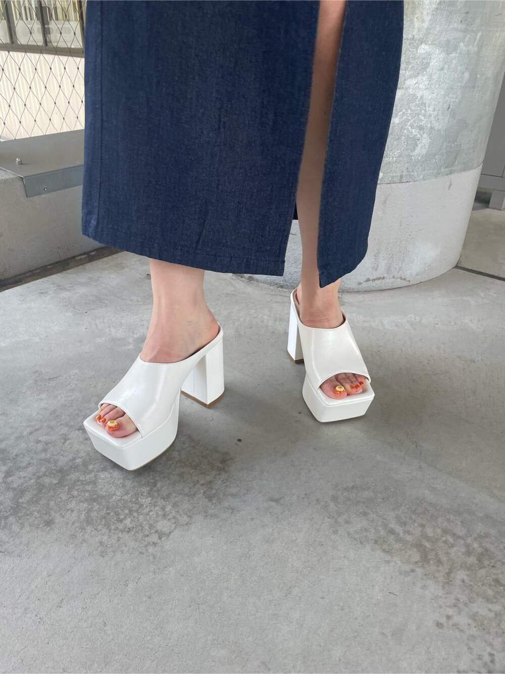 ブルー系のワンピース、ホワイト系のサンダル、ベージュ系のショルダーバッグを着用したレディースの夏コーディネートの7枚目の写真