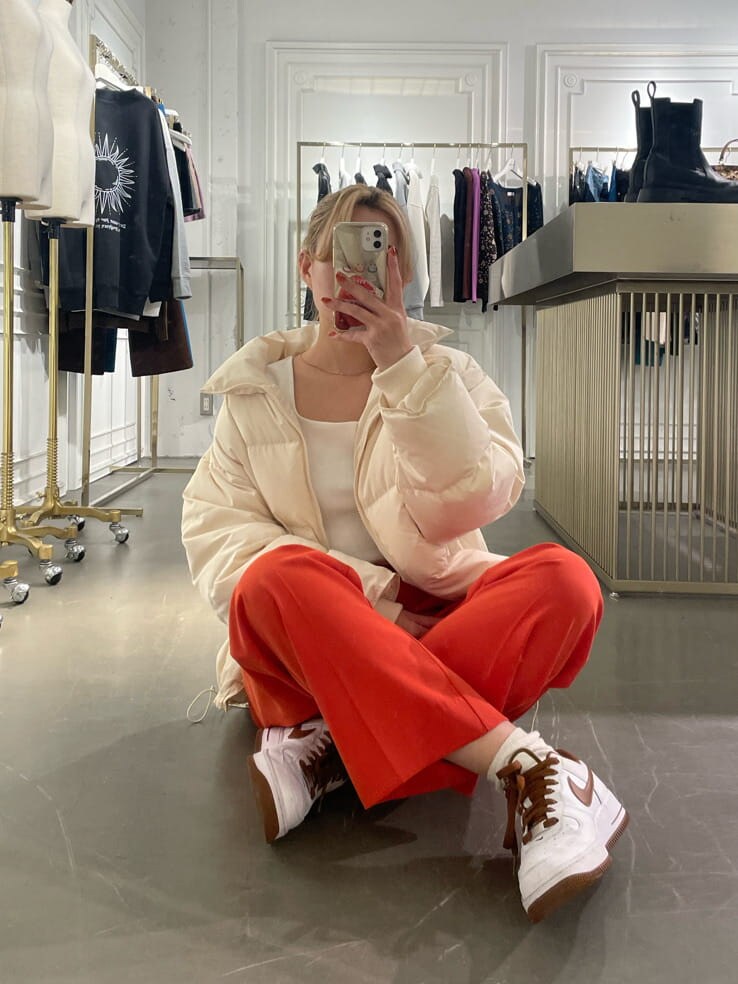「秋コーデ、MARK STYLER、EVRIS、選抜１、カラーパンツ、リアルダウン、162cm」｜「EVRISのボリュームギャザーダウン（ダウンジャケット/コート、ホワイト系）」を使った、YUUKA さん（レディース・162cm）の秋コーディネートの2枚目の写真