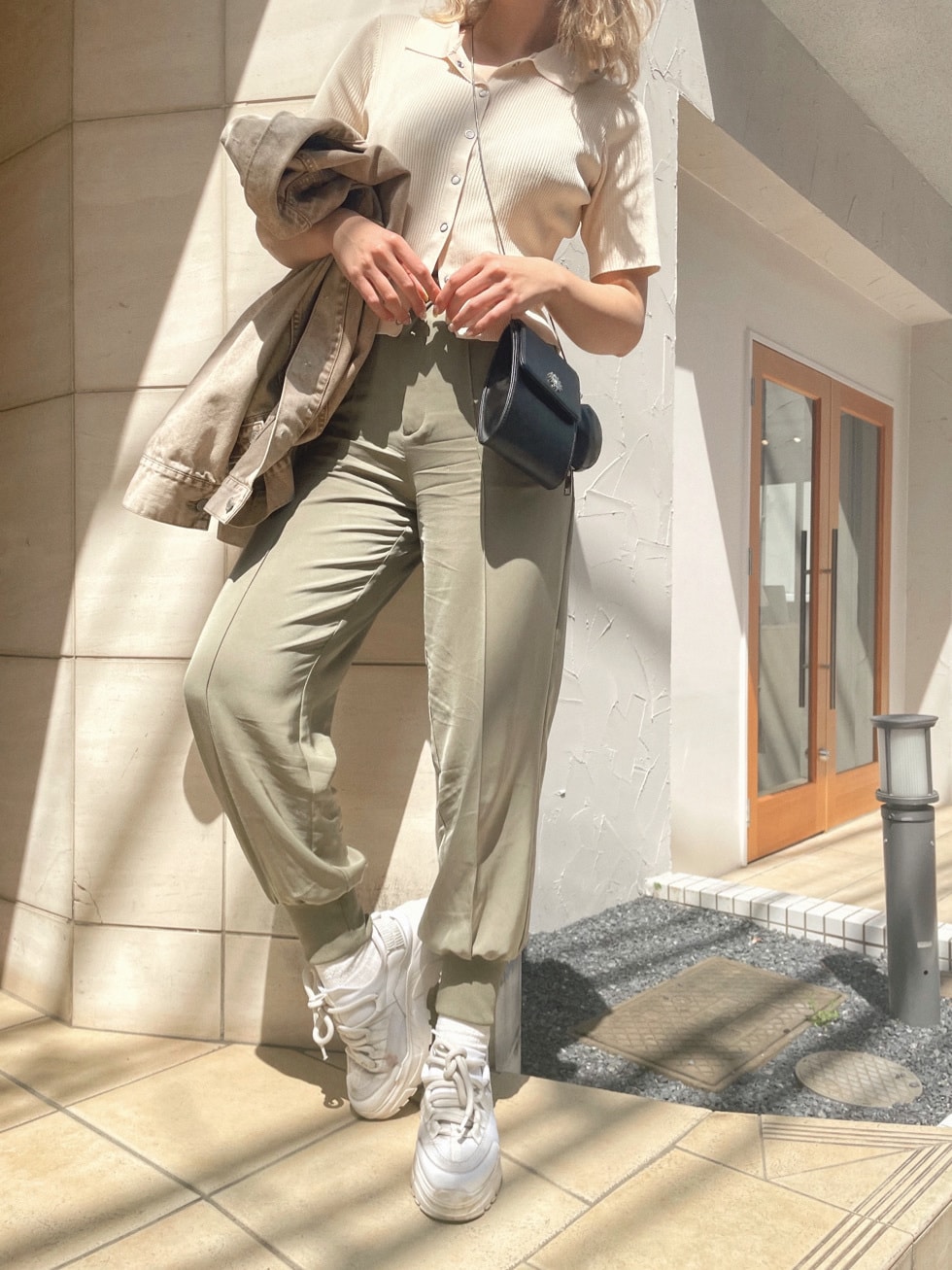 「EVRIS、選抜１、162cm、春コーデ、ベージュ、カーキ、カジュアル、デニムコーデ、デニムジャケット」｜「EVRISのボリュームシルエットパンツ（その他パンツ、グリーン系）」を使った、YUUKA さん（レディース・162cm）の春コーディネートの4枚目の写真