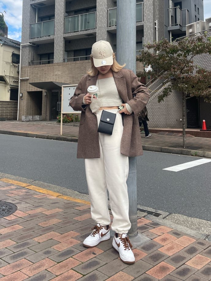 「ブラウンコーデ、ウールジャケット、MARK STYLER、162cm、ブラウン、選抜１、EVRIS」｜「EVRISのスクエアネッククロップドトップス（Tシャツ/カットソー、グレー系）」を使った、YUUKA さん（レディース・162cm）の秋コーディネートの2枚目の写真