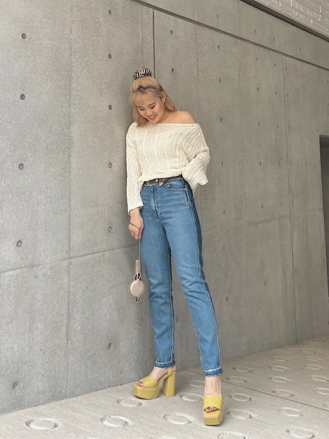 「EVRIS、ケーブルニット、春コーデ、162cm、選抜、ニット、デニムコーデ、サンダル、ショルダーバッグ」｜「EVRISのプラットフォームストラップサンダル（サンダル、イエロー系）」を使った、YUUKA さん（レディース・162cm）の春コーディネートの2枚目の写真