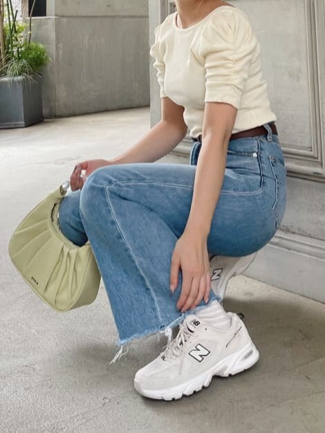 ホワイト系のTシャツ/カットソー、ブルー系のデニムパンツ、イエロー系のハンドバッグを着用したレディースの夏コーディネートの3枚目の写真