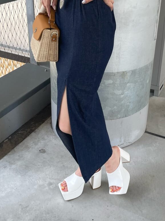 ブルー系のワンピース、ホワイト系のサンダル、ベージュ系のショルダーバッグを着用したレディースの夏コーディネートの4枚目の写真