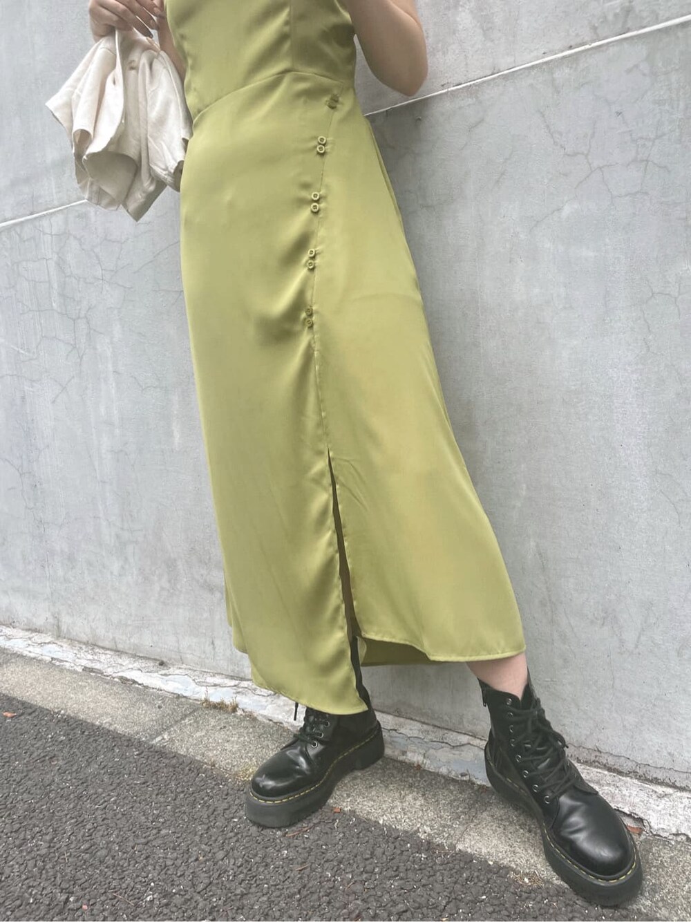 「EVRIS、選抜１、キャミワンピ、ライムグリーン、リネンシャツ、夏コーデ、162cm」｜「EVRISのNEW RANDOM HEM ロングワンピース（ワンピース、グリーン系）」を使った、YUUKA さん（レディース・162cm）の夏コーディネートの6枚目の写真