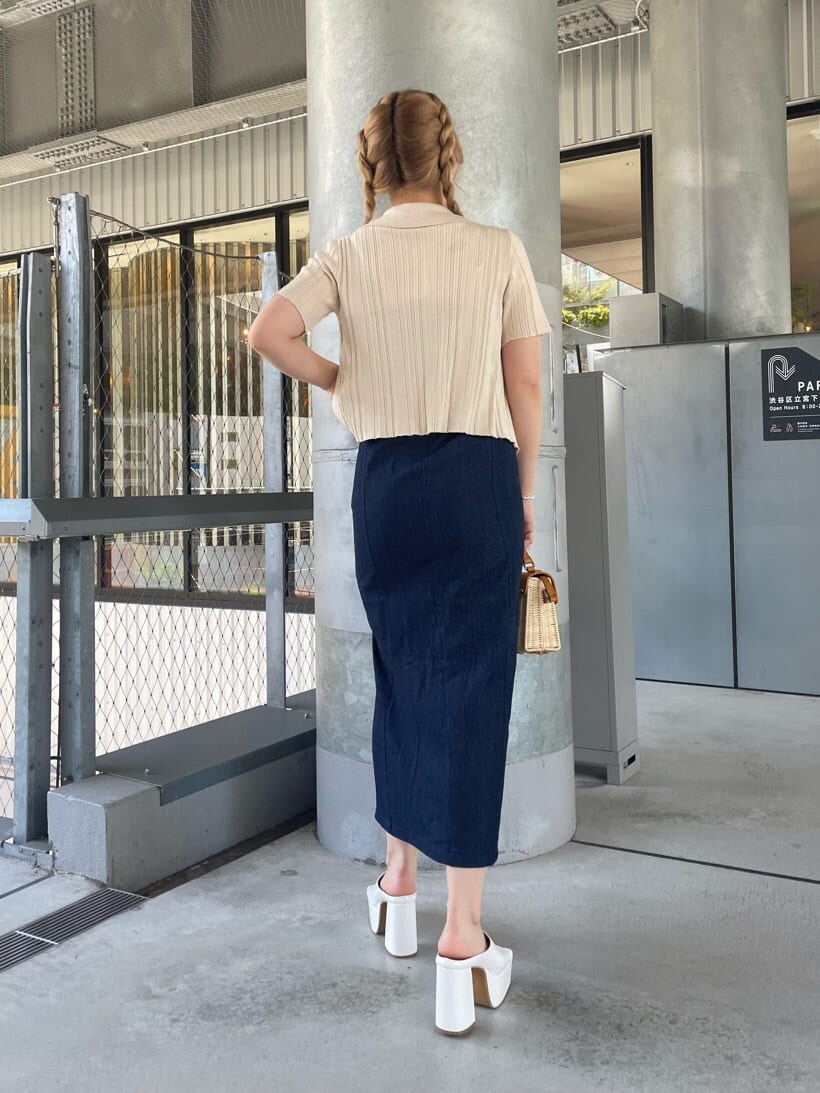 ブルー系のワンピース、ホワイト系のサンダル、ベージュ系のショルダーバッグを着用したレディースの夏コーディネートの2枚目の写真