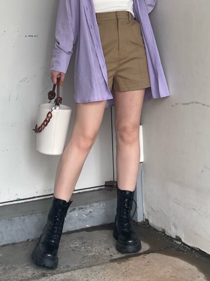 ブラック系のブーツ、ベージュ系のその他パンツ、ホワイト系のショルダーバッグを着用したレディースの春コーディネートの4枚目の写真