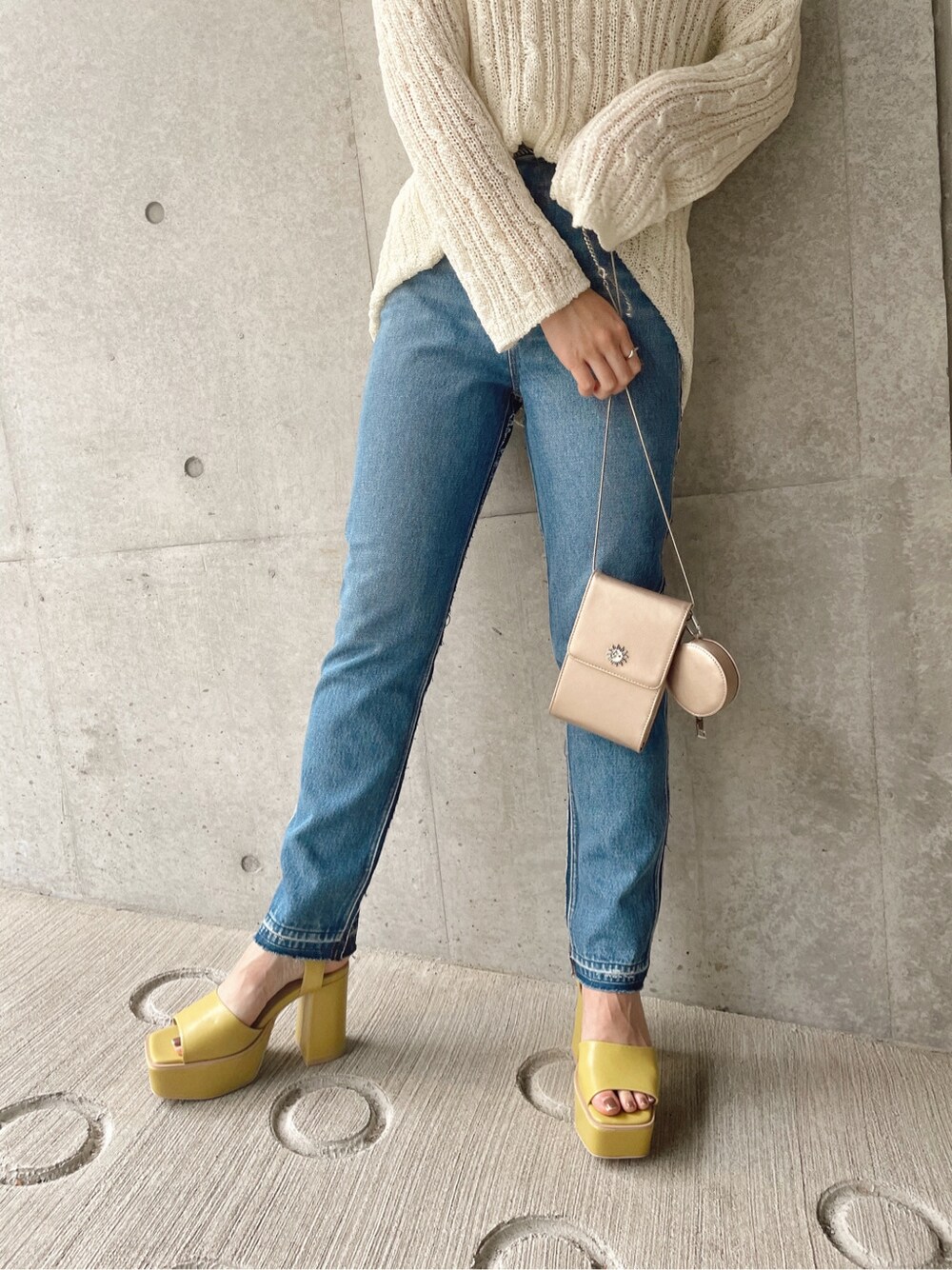 「EVRIS、ケーブルニット、春コーデ、162cm、選抜、ニット、デニムコーデ、サンダル、ショルダーバッグ」｜「EVRISのプラットフォームストラップサンダル（サンダル、イエロー系）」を使った、YUUKA さん（レディース・162cm）の春コーディネートの8枚目の写真