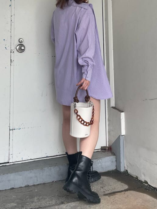 ブラック系のブーツ、ベージュ系のその他パンツ、ホワイト系のショルダーバッグを着用したレディースの春コーディネートの3枚目の写真