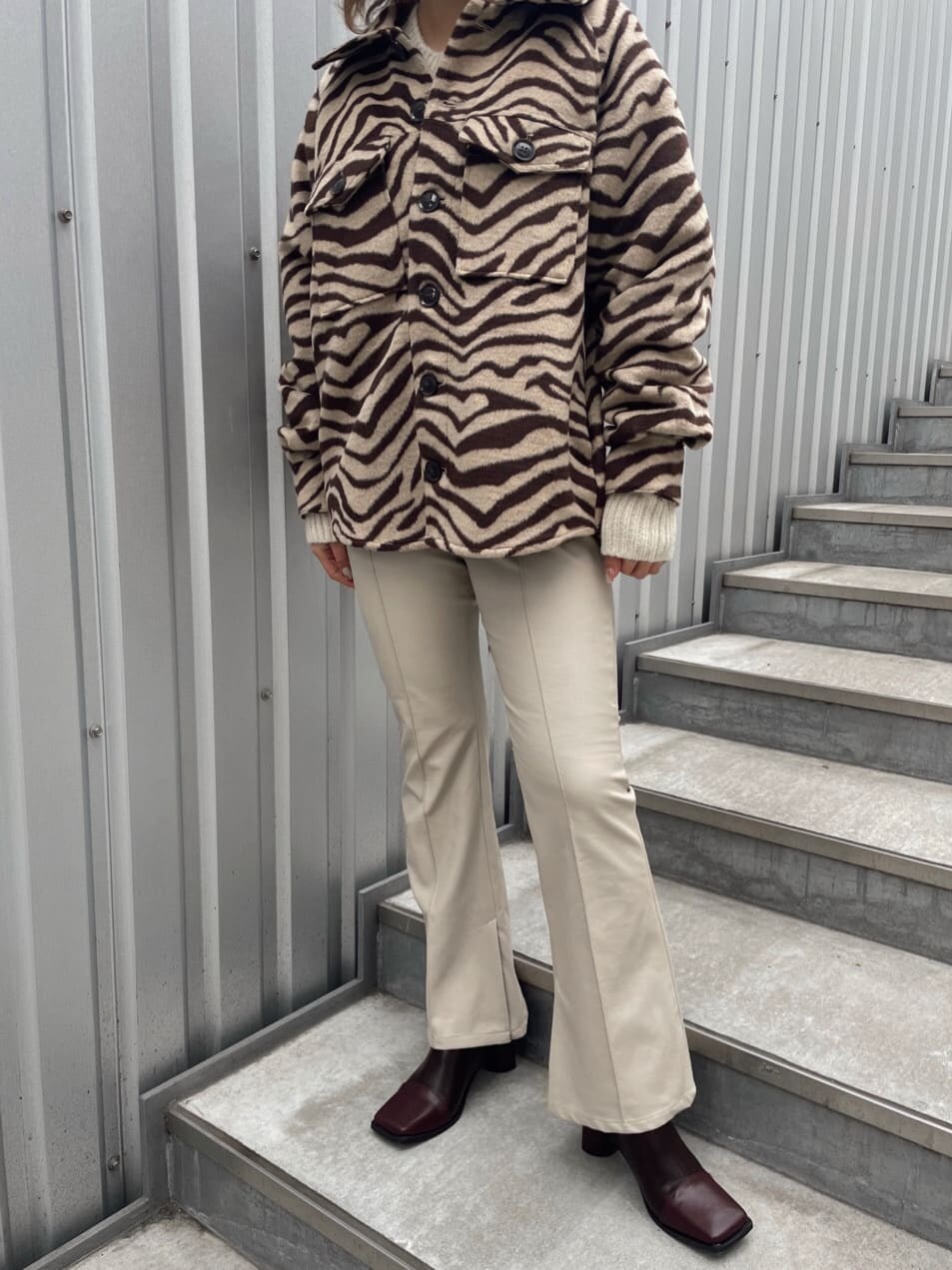 その他のシャツ/ブラウス、ホワイト系のニット/セーター、ブラウン系のブーツを着用したレディースの冬コーディネートの3枚目の写真