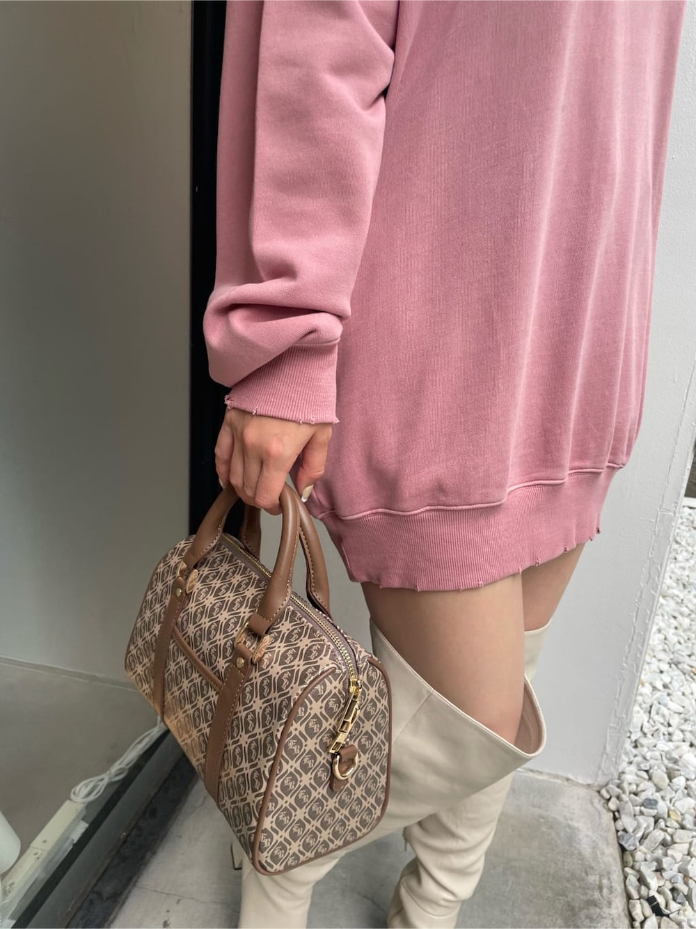 「秋コーデ、選抜１、サニーモチーフ、スウェット、EVRIS、162cm、MARK STYLER」｜「EVRISのSUNNYピグメントオーバーサイズプルオーバー（スウェット、ピンク系）」を使った、YUUKA さん（レディース・162cm）の秋コーディネートの6枚目の写真