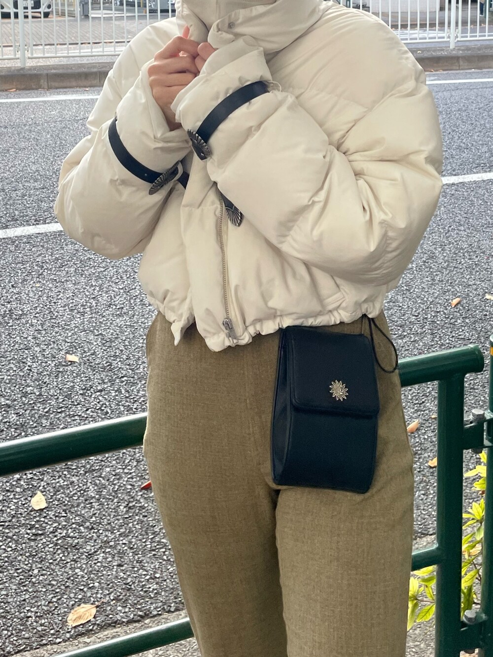 イエロー系のその他パンツ、ブラック系のショルダーバッグ、その他のトップスを着用したレディースの秋コーディネートの5枚目の写真