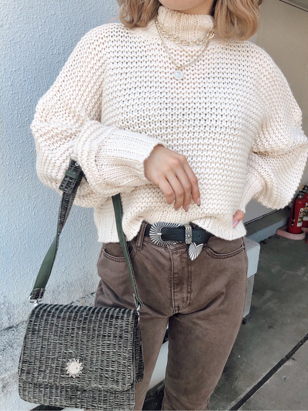 「EVRIS、デニムコーデ、ブラウンコーデ、秋コーデ、ブーツ、ブラウン、162cm、ケーブルニット、ニット、カーキ」｜「EVRISのメタルバックルフェイクレザーベルト（ベルト、ブラウン系）」を使った、YUUKA さん（レディース・162cm）の秋コーディネートの3枚目の写真