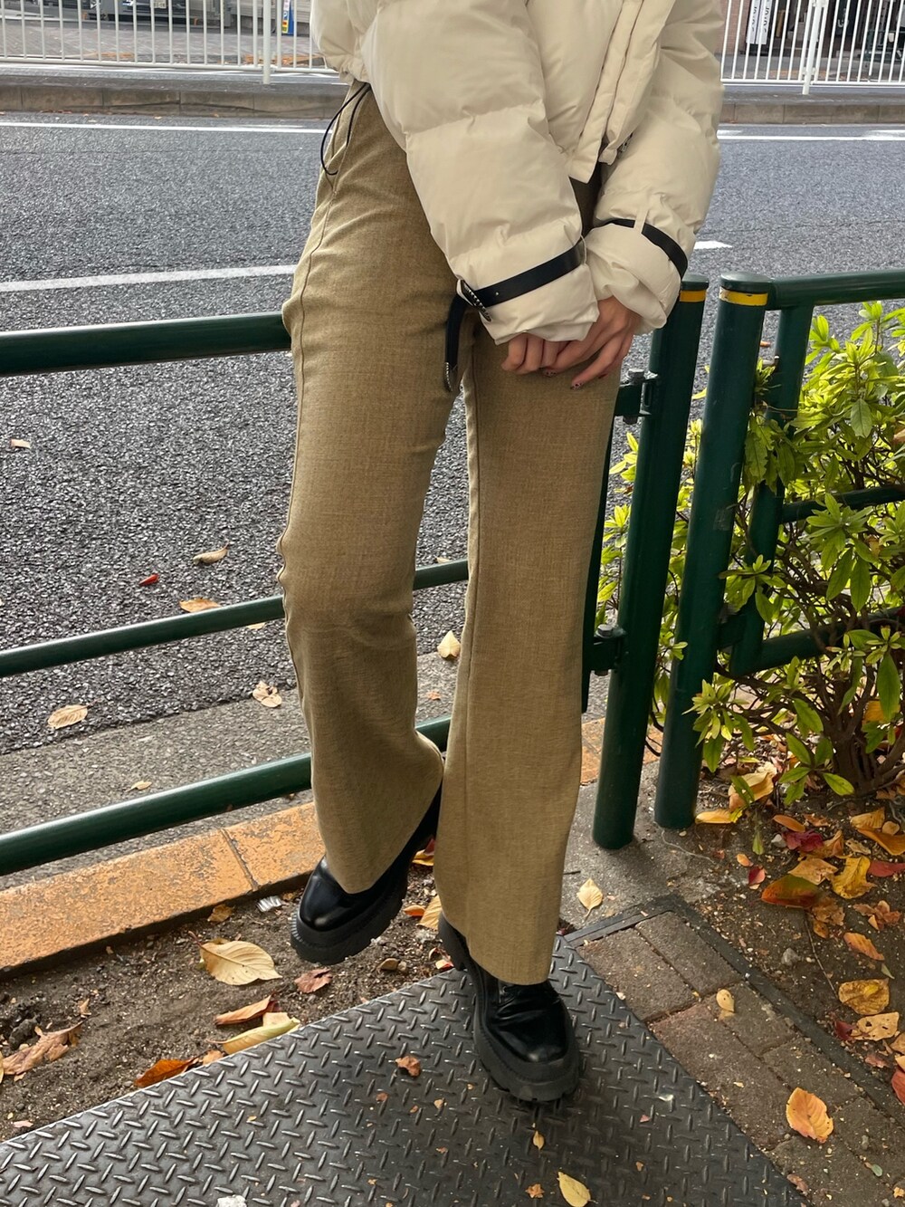 イエロー系のその他パンツ、ブラック系のショルダーバッグ、その他のトップスを着用したレディースの秋コーディネートの6枚目の写真