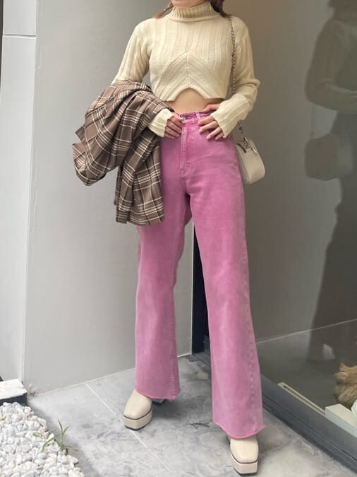 「ブラウン、ショート丈、ピンク、ニット、162cm、ジャケット、ワイドデニム、選抜１、MARK STYLER、EVRIS」｜「EVRISのタイトクロップドニットトップス【セットアップ着用可能】（ニット/セーター、ホワイト系）」を使った、YUUKA さん（レディース・162cm）の秋コーディネートの4枚目の写真
