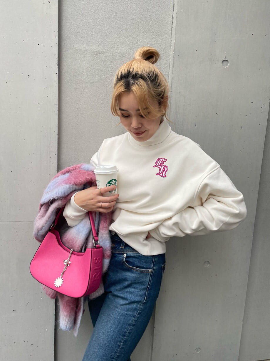 「秋コーデ、MARK STYLER、ピンク、選抜１、162cm、EVRIS、ニットカーディガン」｜「EVRISのERロゴハイネックスウェットトップス（スウェット、ホワイト系）」を使った、YUUKA さん（レディース・162cm）の秋コーディネートの5枚目の写真