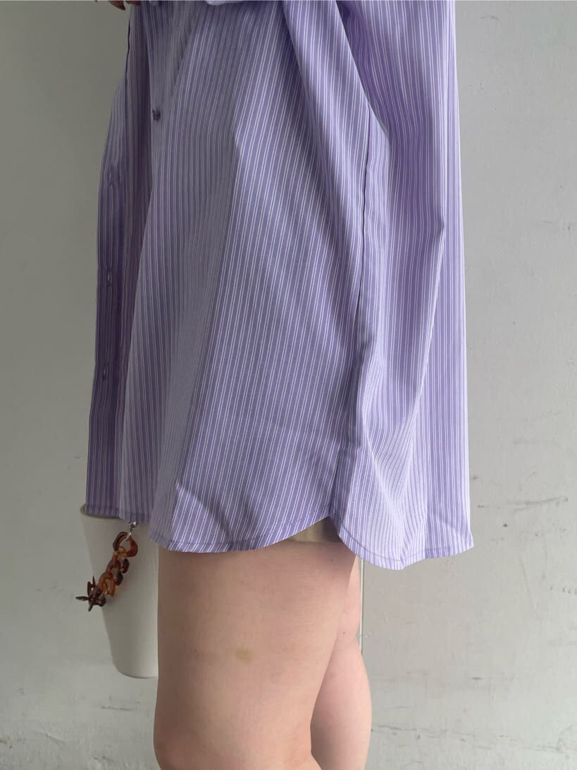 ブラック系のブーツ、ベージュ系のその他パンツ、ホワイト系のショルダーバッグを着用したレディースの春コーディネートの8枚目の写真