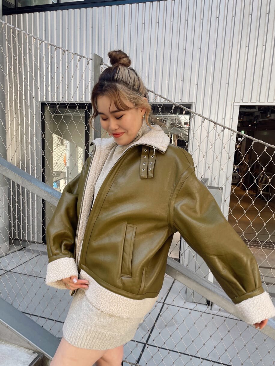 ブラック系のその他パンツ、ベージュ系のワンピース、グリーン系のブルゾンを着用したレディースの秋コーディネートの5枚目の写真