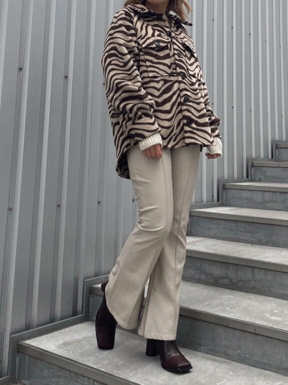 その他のシャツ/ブラウス、ホワイト系のニット/セーター、ブラウン系のブーツを着用したレディースの冬コーディネートの4枚目の写真