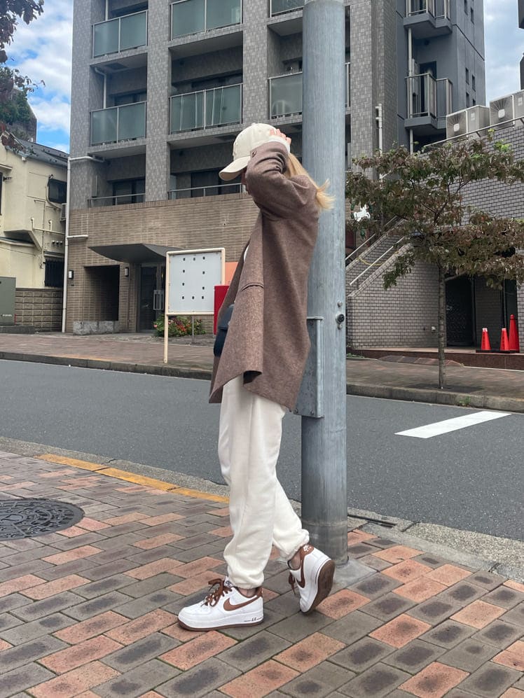 「ブラウンコーデ、ウールジャケット、MARK STYLER、162cm、ブラウン、選抜１、EVRIS」｜「EVRISのスクエアネッククロップドトップス（Tシャツ/カットソー、グレー系）」を使った、YUUKA さん（レディース・162cm）の秋コーディネートの4枚目の写真