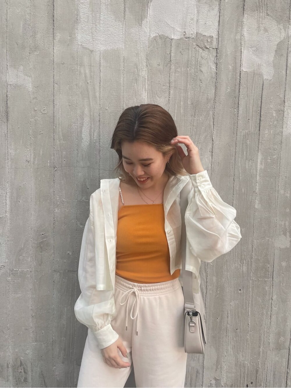 「春コーデ、カップ付キャミソール、スウェットパンツ、ワントーンコーデ、選抜１、シアーシャツ、EVRIS、スクエアトゥ、オレンジ、162cm、大人カジュアル、サンダル」｜「EVRISのSTONE MOTIF COIN ネックレス（ネックレス、ゴールド系）」を使った、YUUKA さん（レディース・162cm）の春コーディネートの5枚目の写真
