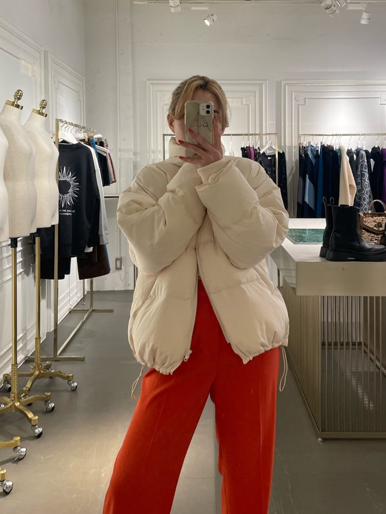 「秋コーデ、MARK STYLER、EVRIS、選抜１、カラーパンツ、リアルダウン、162cm」｜「EVRISのボリュームギャザーダウン（ダウンジャケット/コート、ホワイト系）」を使った、YUUKA さん（レディース・162cm）の秋コーディネートの4枚目の写真