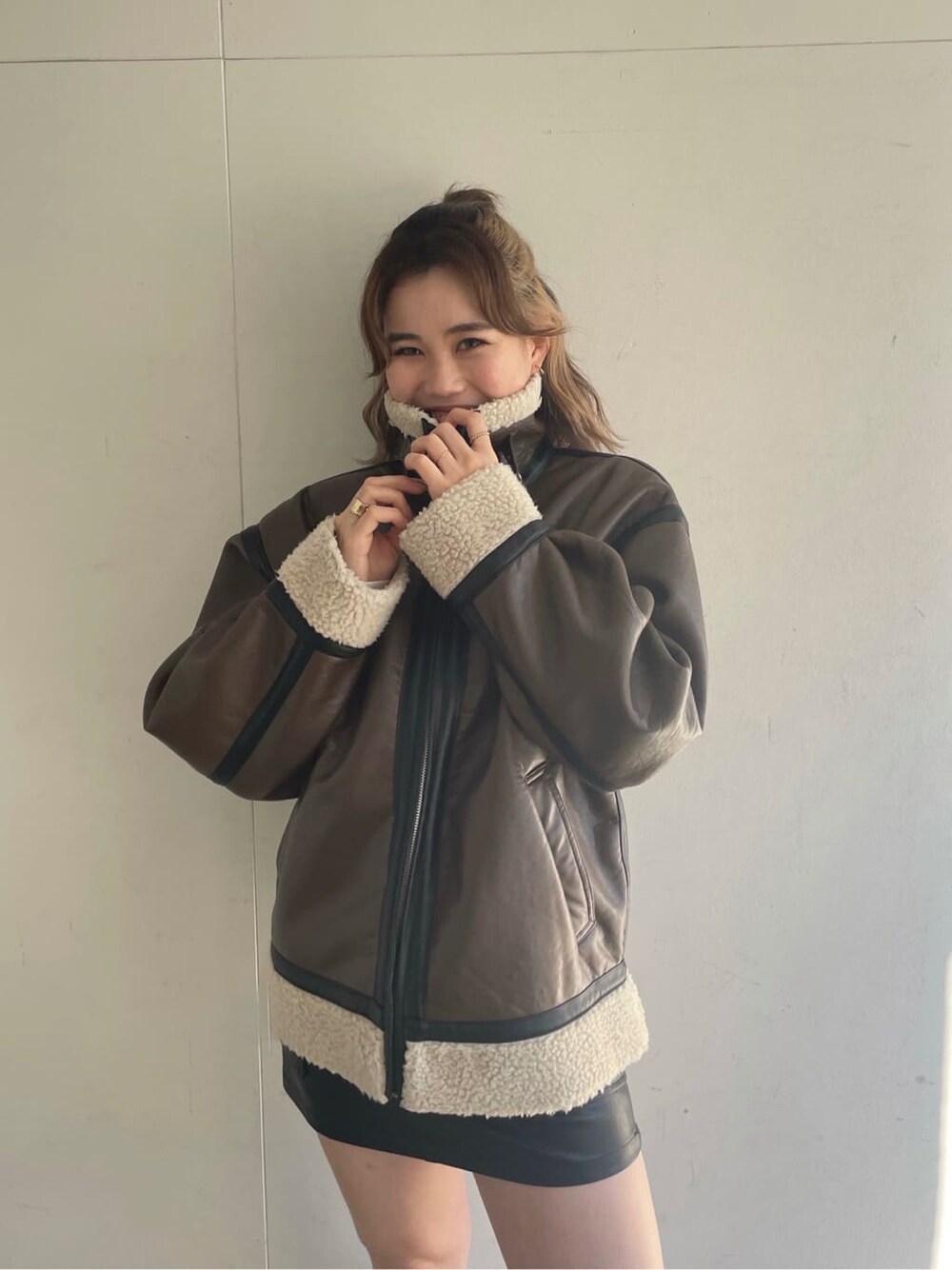 「選抜、162cm、冬コーデ、EVRIS、ブルゾン、シャークソール、ミニスカート、サイドゴアブーツ、ブラウン、ボア、ブラウンコーデ」｜「EVRISのシャークソールサイドゴアショートブーツ（ブーツ、ブラック系）」を使った、YUUKA さん（レディース・162cm）の冬コーディネートの3枚目の写真